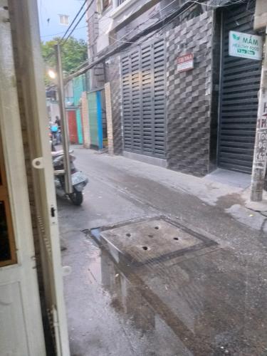 hẻm 2.5 m nhà phố Quận 4 Nhà hẻm 2.5m Quận 4, nội thất cơ bản, cách Nguyễn Tất Thành 500m.