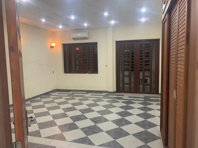 Phòng nhà phố Mai Văn Ngọc, Phú Nhuận Nhà mặt tiền Phú Nhuận, diện tích rộng, nội thất cơ bản.