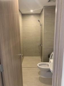 Toilet Vinhomes Grand Park Quận 9 Căn hộ view thành phố Vinhomes Grand Park cùng nội thất cơ bản.