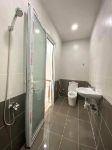 Bên trong Shophouse Moonlight Boulevard Bình Tân Shophouse Moonlight Boulevard không nội thất, view hồ bơi.