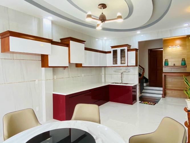 Phòng bếp Nhà phố Q.Gò Vấp hướng Bắc bàn giao đầy đủ nội thất, có sổ hồng riêng.