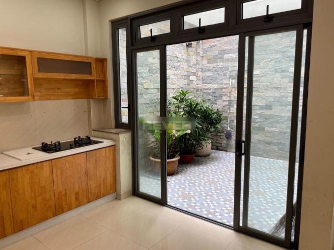 Phòng bếp nhà phố Bình Trưng Tây, Quận 2 Nhà phố rộng 101m2 nội thất đầy đủ, thiết kế hiện đại.