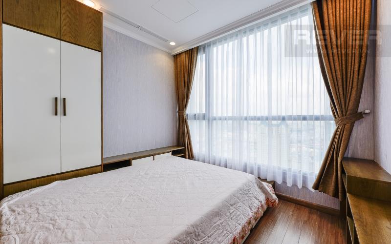 Phòng ngủ 2 Căn hộ Vinhomes Central Park tầng cao tháp Central 3 nhìn về khu vực Bình Thạnh