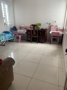 Phòng khách Phú Thạnh Apartment, Tân Phú Căn hộ Phú Thạnh Apartment tầng trung, ban công hướng Đông.