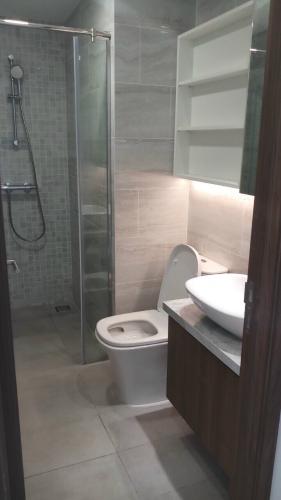 Nhà vệ sinh Kingdom 101, Quận 10 Căn hộ Kingdom 101 tầng trung, ban công view thành phố.