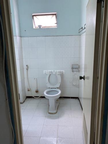 Phòng tắm nhà phố Trần Văn Đang, Quận 3 Nhà phố gần Ga Sài Gòn, nội thất cơ bản, sân thượng rộng.