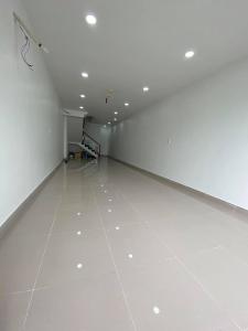 Tầng trệt Shophouse Moonlight Boulevard Bình Tân Shophouse Moonlight Boulevard không nội thất, view hồ bơi.