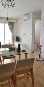 Phòng khách căn hộ City Gate Căn hộ City Gate tầng cao nội thất đầy đủ, view nội khu hồ bơi.