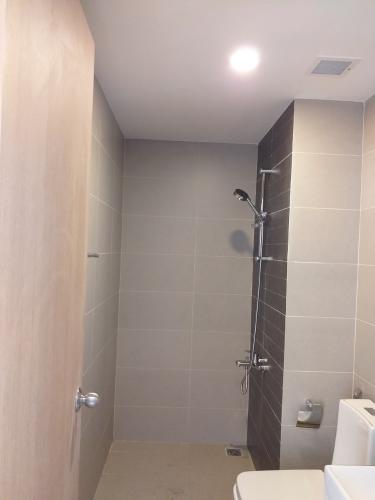 Nhà tắm căn hộ Sunrise CityView Office-tel Sunrise CityView tầng thấp, view thành phố thoáng mát.