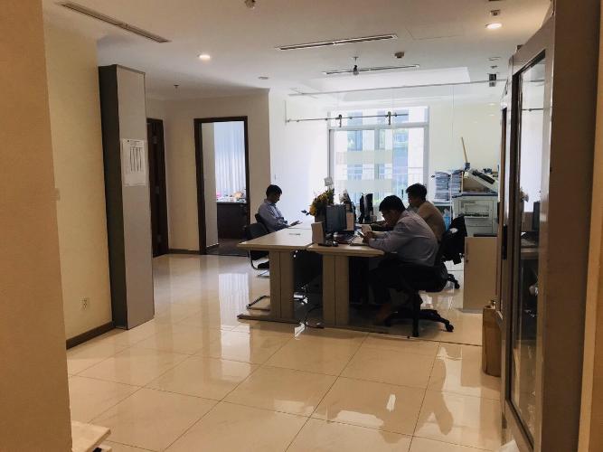 Phòng khách Cho thuê căn hộ 3 phòng ngủ Vinhomes Central Park, diện tích 126.6m2, thiết kế hiện đại, dọn vào ở ngay.