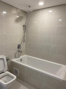 Nhà vệ sinh căn hộ Eco Green SaiGon Bán căn hộ tầng trung, nội thất cơ bản Eco Green SaiGon