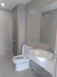 Toilet Vinhomes Grand Park Quận 9 Căn hộ Vinhomes Grand Park tầng cao, view nội khu, 3 phòng ngủ.