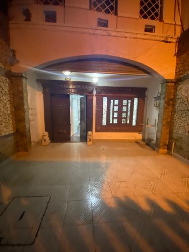 Sân trước nhà phố Mai Văn Ngọc, Phú Nhuận Nhà mặt tiền Phú Nhuận, diện tích rộng, nội thất cơ bản.