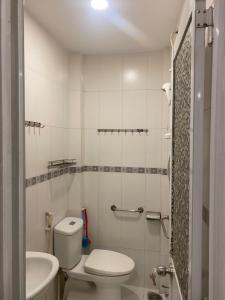 Phòng tắm nhà phố quận 1 Bán nhà phố hẻm đường Nguyễn Trãi, Phường Bến Thành, quận 1, diện tích đất 20m2, diện tích sử dụng 22.52m2.