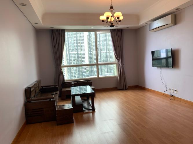 Phòng khách căn hộ The Manor Căn hộ The Manor nội thất cơ bản, ban công hướng Tây Nam.