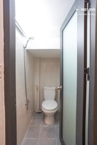 toilet nhà phố Quận 10 Bán nhà 4 tầng hẻm Tô Hiến Thành, Quận 10, hướng Đông Nam, cách đường CMT8 500m