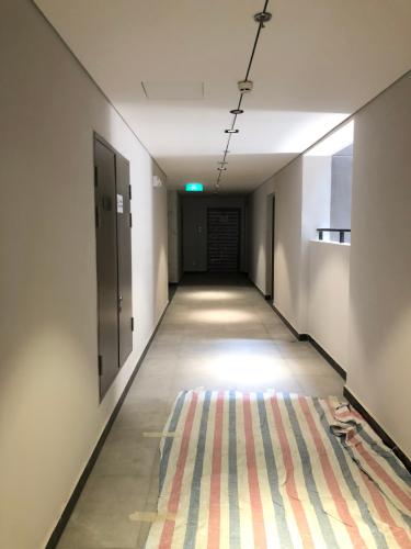 Hành lang căn hộ SAIGON SOUTH RESIDENCE bàn giao thô Bán căn hộ Saigon South Residence 3PN, diện tích 105m2, view nội khu, bàn giao thô