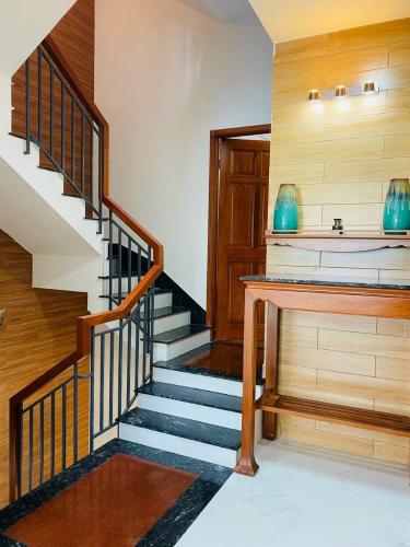 Cầu thang Nhà phố Q.Gò Vấp hướng Bắc bàn giao đầy đủ nội thất, có sổ hồng riêng.