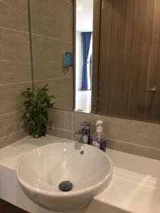 Phòng tắm căn hộ Vinhomes Grand Park Căn hộ Vinhomes Grand Park bàn giao đầy đủ nội thất gỗ, view nội khu.