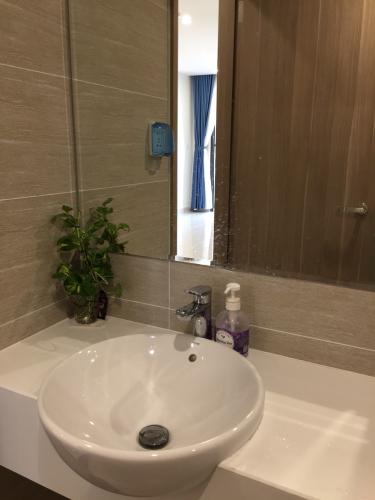 Phòng tắm căn hộ Vinhomes Grand Park Căn hộ Vinhomes Grand Park bàn giao đầy đủ nội thất gỗ, view nội khu.