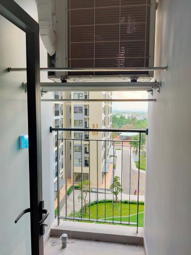 Lô gia Vinhomes Grand Park Quận 9 Căn hộ Vinhomes Grand Park tầng trung nội thất cơ bản, view thành phố và sông.