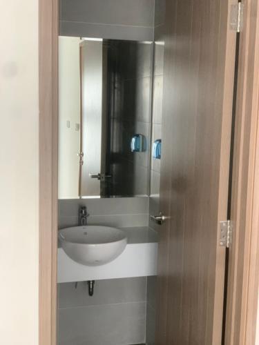 Toilet Vinhomes Grand Park Quận 9 Căn hộ Vinhomes Grand Park tầng cao, hướng sông Tắc thơ mộng.