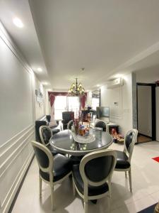 Bàn ăn căn hộ The Gold View Bán căn hộ The Gold View thuộc tầng trung, 2 phòng ngủ, diện tích 85m2, đầy đủ nội thất.