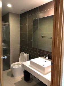 phòng vệ sinh căn hộ sunrise city Căn hộ Sunrise City tầng cao, hướng Đông Nam, đầy đủ nội thất.