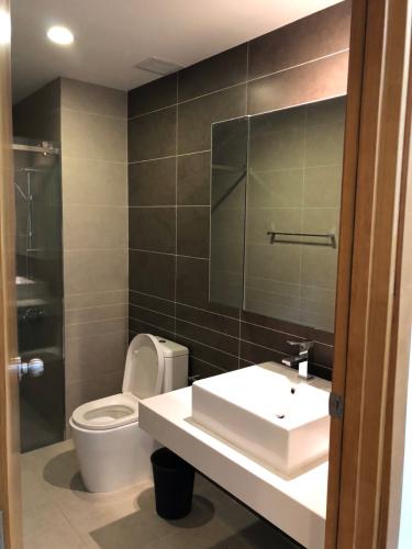 phòng vệ sinh căn hộ sunrise city Căn hộ Sunrise City tầng cao, hướng Đông Nam, đầy đủ nội thất.