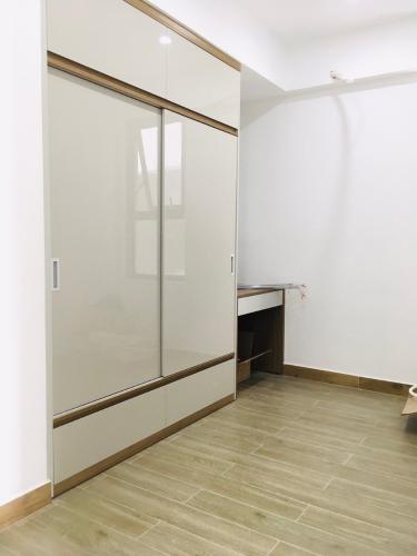 Tủ gỗ 2 căn hộ Saigon South Residence Cho thuê căn hộ view nội khu, nội thất cơ bản Saigon South Residence.