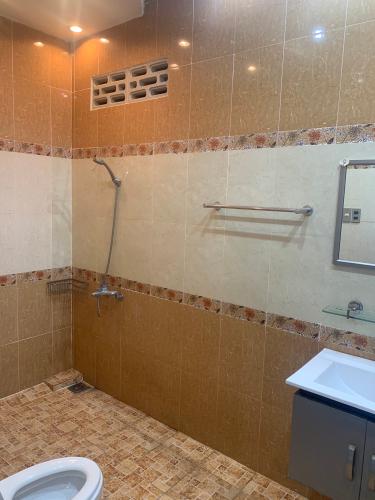 Phòng tắm nhà phố Mai Văn Ngọc, Phú Nhuận Nhà mặt tiền Phú Nhuận, diện tích rộng, nội thất cơ bản.