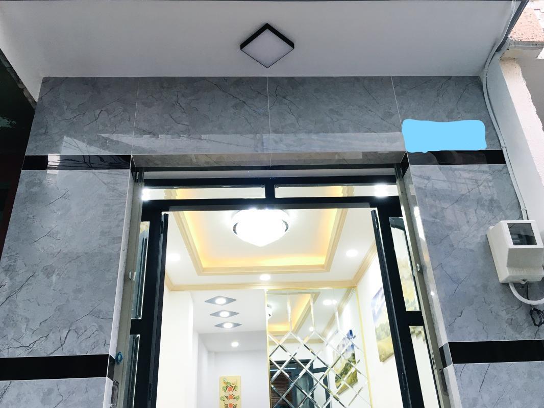 Mặt tiền trước nhà phố Quận 7 Nhà phố trung tâm quận 7 thiết kế hiện đại, nội thất cơ bản.