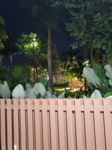 Cổng căn hộ Palm Heights Căn hộ tầng trệt Palm Heights đầy đủ nội thất, 2 phòng ngủ.