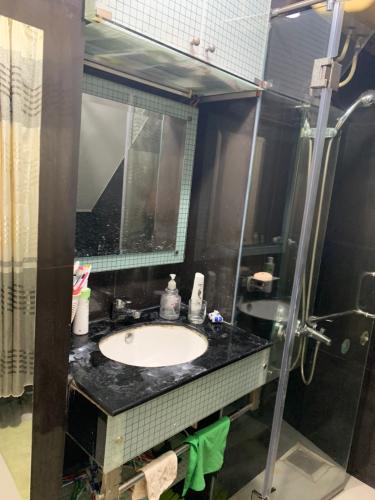 phòng tắm nhà phố Quận 4 Nhà hẻm 2.5m Quận 4, nội thất cơ bản, cách Nguyễn Tất Thành 500m.