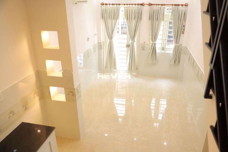 Phòng khách nhà Phú Mỹ, Bình Thạnh Nhà phố Bình Thạnh nội thất cơ bản còn mới, hướng Đông.