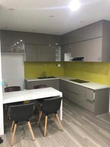 Phòng bếp căn hộ Sunrise Riverside Căn hộ Sunrise Riverside ban công hướng Bắc, nội thất đầy đủ.