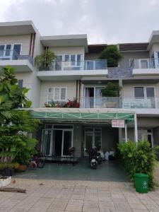 Bán nhà 3 tầng đường Trịnh Công Sơn, Quận 9, hướng Đông Nam, thuộc khu nhà phố Rio Vista Khang Điền