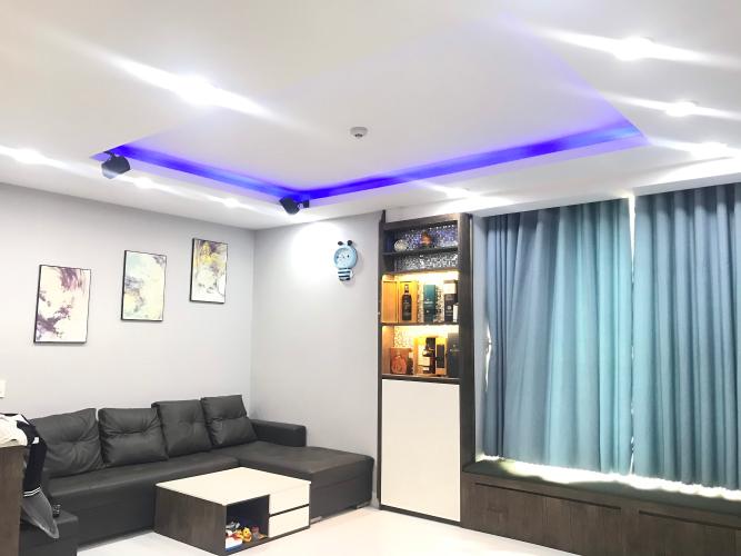 Phòng khách căn hộ The Gold View Căn hộ The Gold View 2 phòng ngủ view tầng cao nhìn ra hồ bơi.