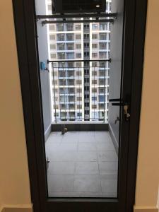 Lô gia Vinhomes Grand Park Quận 9 Căn hộ Vinhomes Grand Park tầng trung, bàn gia nội thất cơ bản.