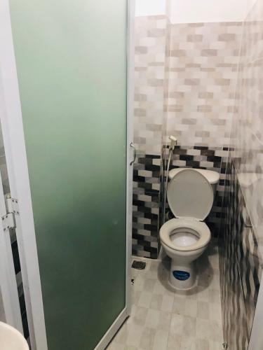 Toilet nhà phố Phú Nhuận Bán nhà mặt tiền đường Trường Sa, Phú Nhuận, sổ hồng, cách cầu Kiệu 500m