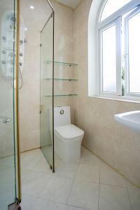 Phòng tắm biệt thự Trần Não, Quận 2 Biệt thự thiết kế phong cách tân cổ điển, nội thất sang trọng.