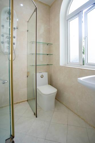 Phòng tắm biệt thự Trần Não, Quận 2 Biệt thự thiết kế phong cách tân cổ điển, nội thất sang trọng.