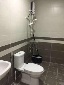 Phòng tắm căn hộ The Park Residence, Nhà Bè Căn hộ The Park Residence tầng cao đón gió, nội thất đầy đủ.