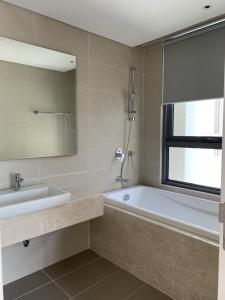 Phòng tắm Diamond Island Quận 2 Căn hộ Đảo Kim Cương đầy đủ nội thất, view thành phố.