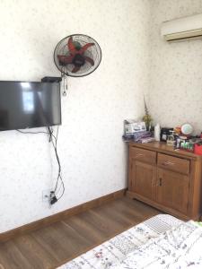 Phòng ngủ Oriental Plaza, Tân Phú Căn hộ Oriental Plaza nội thất cơ bản, ban công hướng Đông Nam.