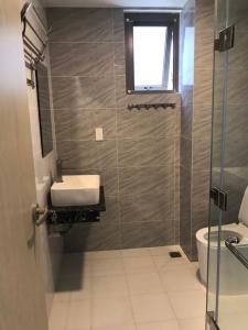 Phòng tắm căn hộ Saigon South Residence Cho thuê căn hộ view thành phố Saigon South Residence tầng thấp, diện tích 74m2, nội thất cơ bản.