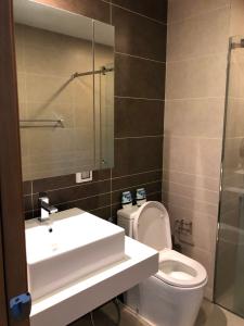 phòng vệ sinh căn hộ sunrise city Căn hộ Sunrise City tầng cao, hướng Đông Nam, đầy đủ nội thất.