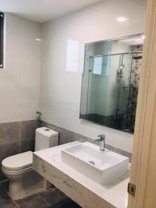 Phòng tắm căn hộ Saigon South Residence Cho thuê căn hộ tầng cao Saigon South Residence, view hồ bơi nội khu thoáng mát, vị trí giáp Quận 7.