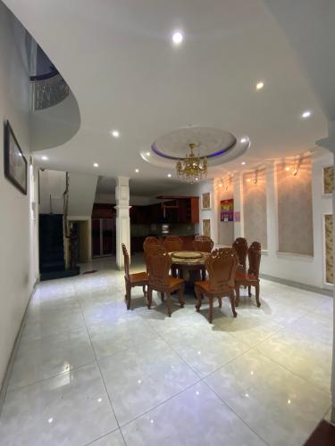 Phòng ăn nhà phố Mai Văn Ngọc, Phú Nhuận Nhà mặt tiền Phú Nhuận, diện tích rộng, nội thất cơ bản.