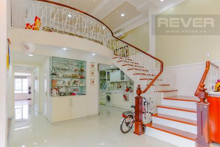 Lối Cầu Thang Duplex Phú Hoàng Anh 3 phòng ngủ view hồ bơi